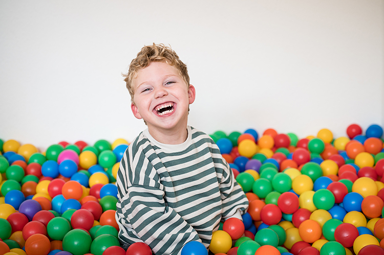 Haus Kindertraum Kind im Bällchenbad